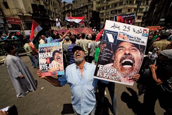 阿拉伯之春:埃及人庆祝穆巴拉克的统治的结束
