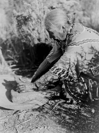克拉马斯语部落:拉马斯女人准备食物