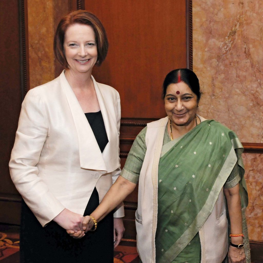 Sushma自治(右)会见澳大利亚总理吉拉德在新德里,印度,2012年10月。