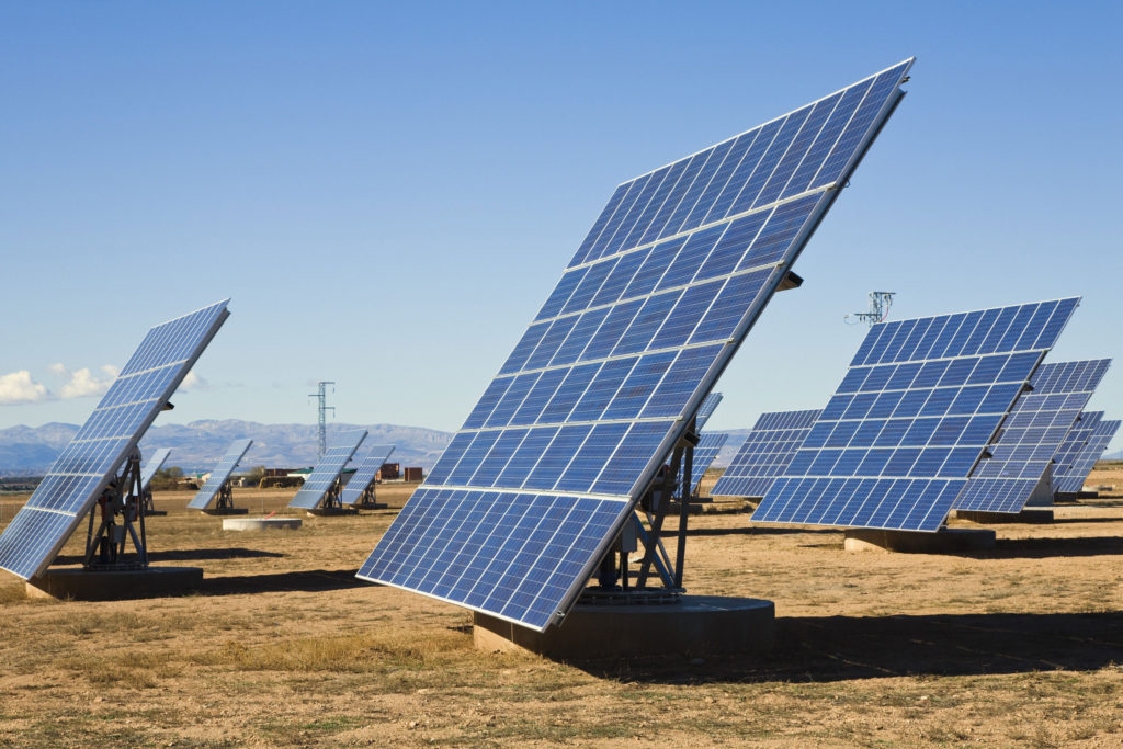 太阳能电池板吸收太阳能可再生能源